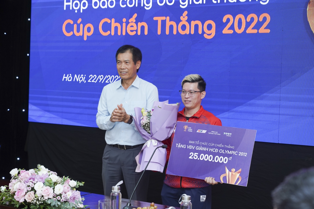 Trao thưởng cho VĐV Cử tạ giành HCĐ Olympic London 2012 - Trần Lê Quốc Toàn
