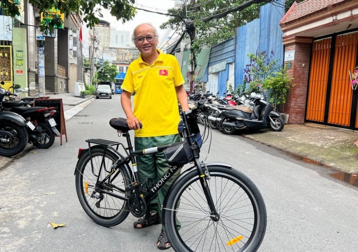 Ông Trang vẫn khỏe mạnh, đầy năng lượng khi dạo phố gặp gỡ bạn bè sau chuyến xuyên Việt