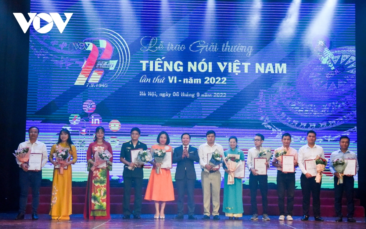 Phó Tổng Giám đốc Vũ Hải Quang đã trao Giải C cho 11 nhóm tác phẩm báo chí, công trình nghiên cứu, công trình sáng tạo kỹ thuật công nghệ.