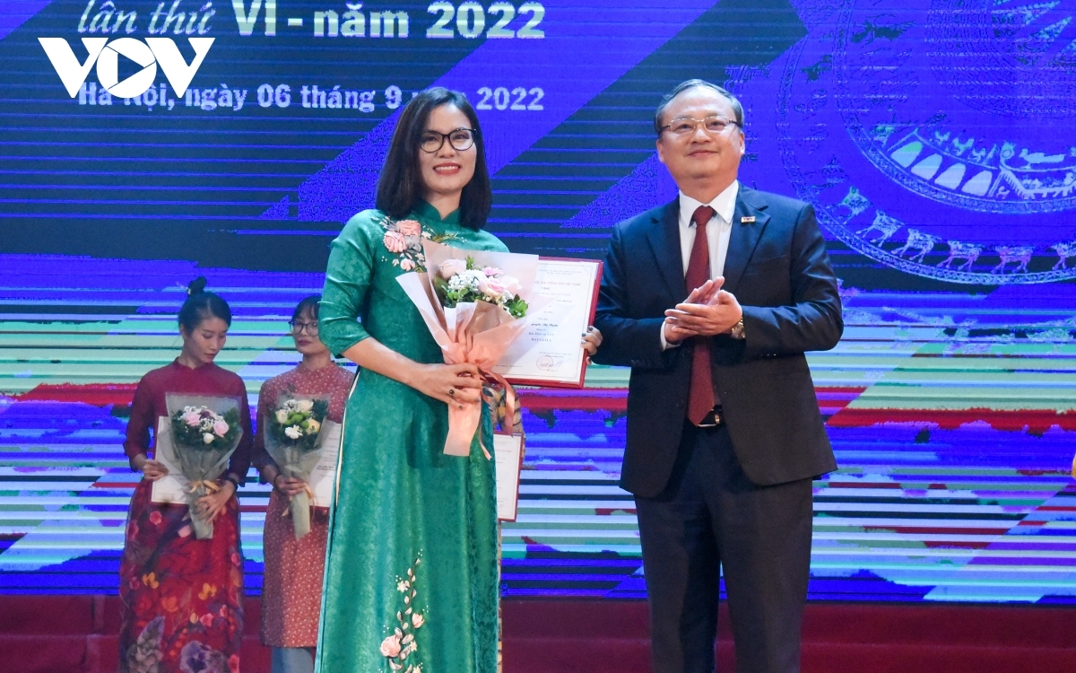 Tác giả Đào Thị Hoài Phương, đại diện nhóm tác giả của Kênh VTC1- Đài Truyền hình kỹ thuật số VTC với tác phẩm “Trở lại” đoạt giải A của Giải thưởng Tiếng nói Việt Nam 2022. 