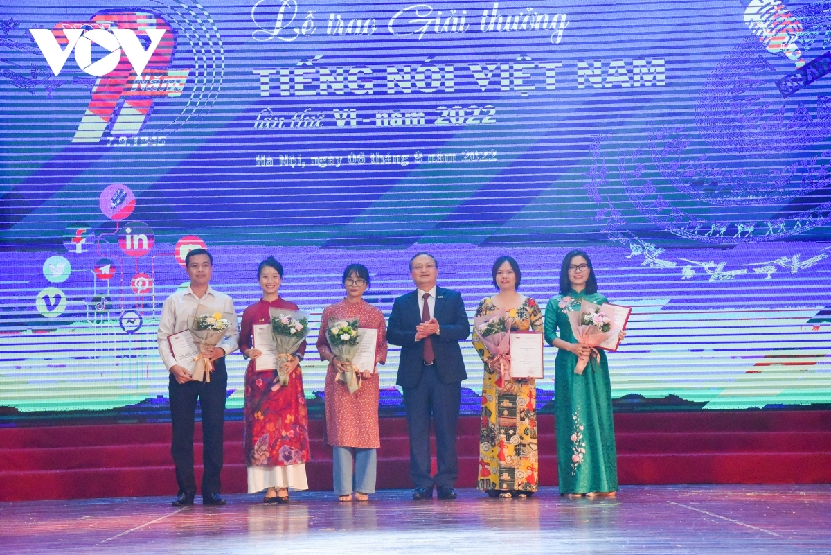 Tổng Giám đốc VOV Đỗ Tiến Sỹ trao Giải A cho các tác giả, nhóm tác giả đoạt Giải thưởng Tiếng nói Việt Nam năm 2022. 
