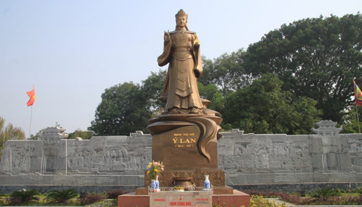 Tượng Hoàng Thái hậu Ỷ Lan tại khu di tích đền bà Tấm, xã Dương Xá, Gia Lâm, Hà Nội