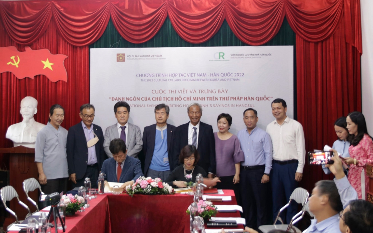 Lễ ký biên bản đồng tổ chức sự kiện giao lưu văn hóa giữa Hội Di sản văn hóa Việt Nam và Viện Nguồn lực văn hóa Hàn Quốc. (Ảnh BTC)