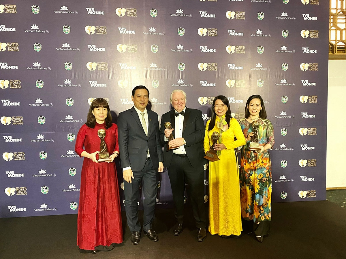 BTC trao giải thưởng cho Sở Du lịch Hà Nội, TP. Hồ Chí Minh và Đà Nẵng . Ảnh: BTC
 