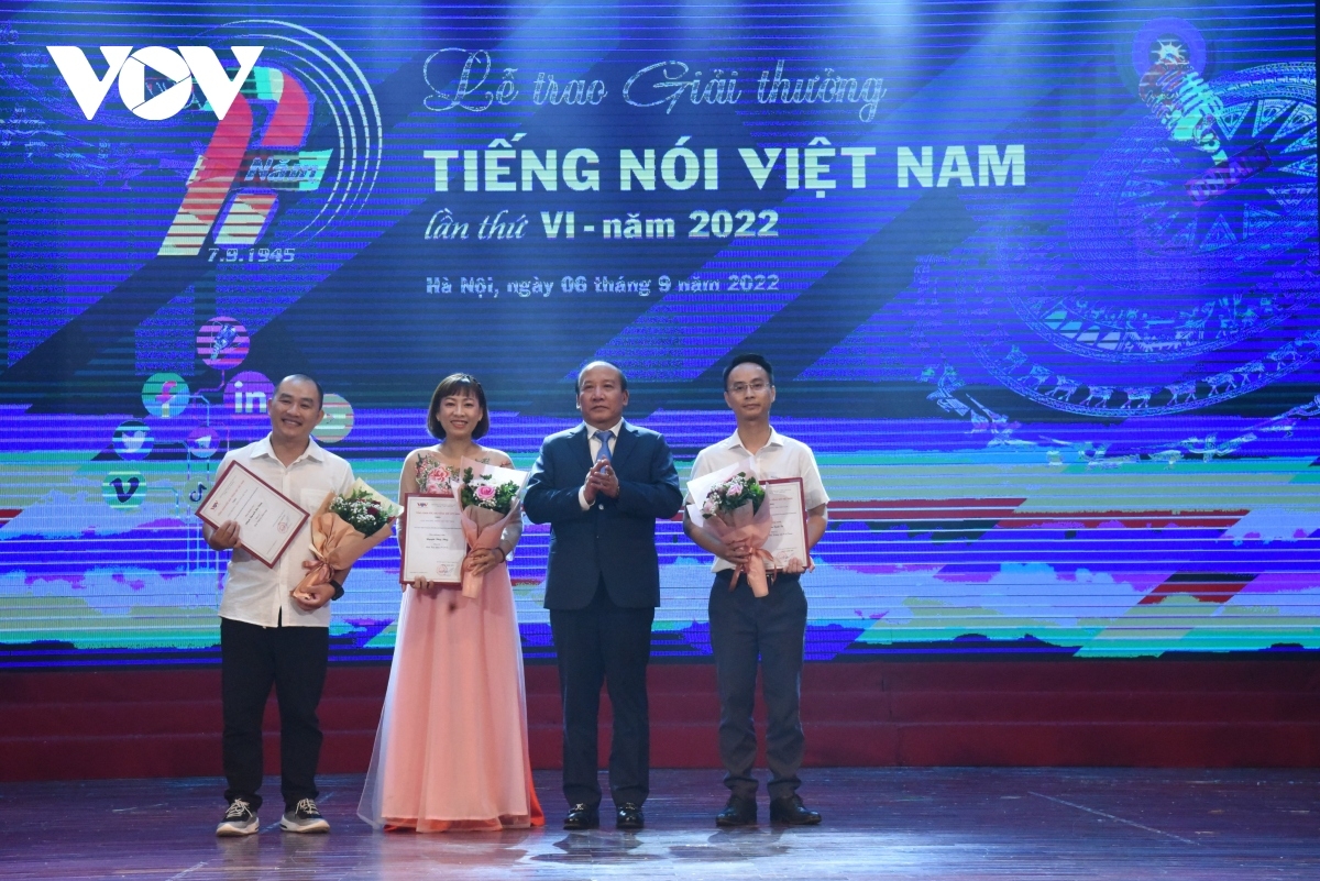 Phó Tổng Giám đốc VOV Trần Minh Hùng trao giải cho các cá nhân trong các lĩnh vực: phát thanh viên, người dẫn chương trình phát thanh, truyền hình ấn tượng trong năm; lĩnh vực sáng tác, biểu diễn.