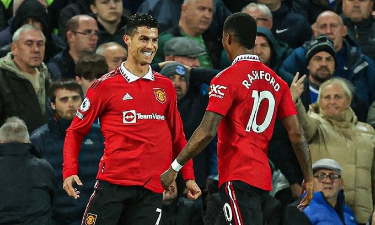 Ronaldo (trái) mừng bàn ấn định thắng lợi 2-1 cho Man Utd trước Everton trên sân Goodison Park,