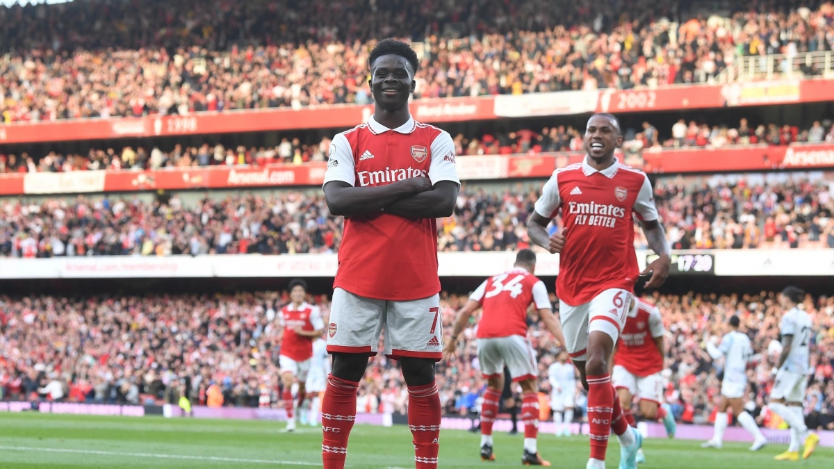 Bukayo Saka đưa Arsenal vươn lên dẫn 2-1 (Ảnh: Internet)