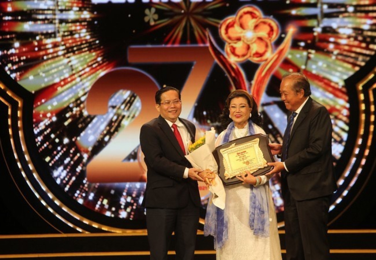 NSND Kim Cương nhận Kỷ niệm chương “Nghệ sĩ trọn đời vì cộng đồng” tại Giải Mai Vàng lần thứ 27 năm 2021