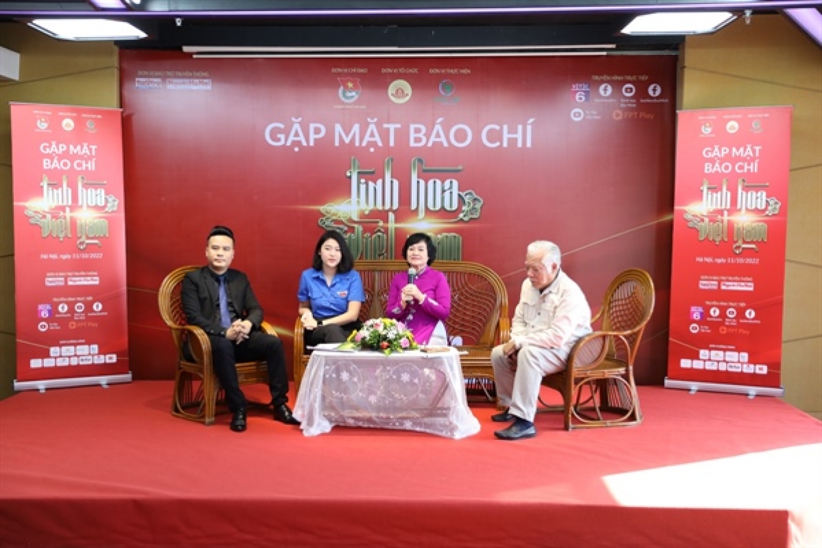 Đại diện BTC giới thiệu chương trình "Tinh hoa Việt Nam"