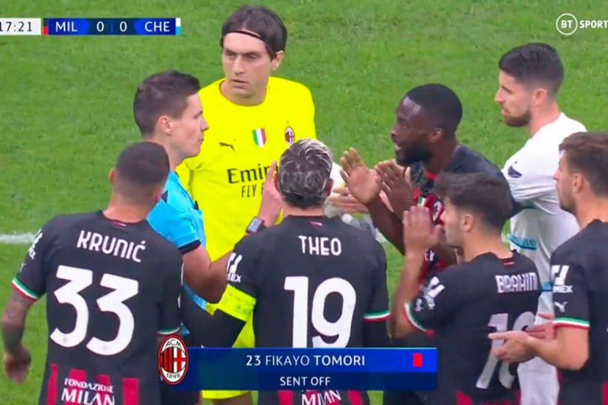 Các cầu thủ AC Milan phản ứng với trọng tài khi hậu vệ Fikayo Tomori phải nhận thẻ đỏ (Ảnh: Internet)