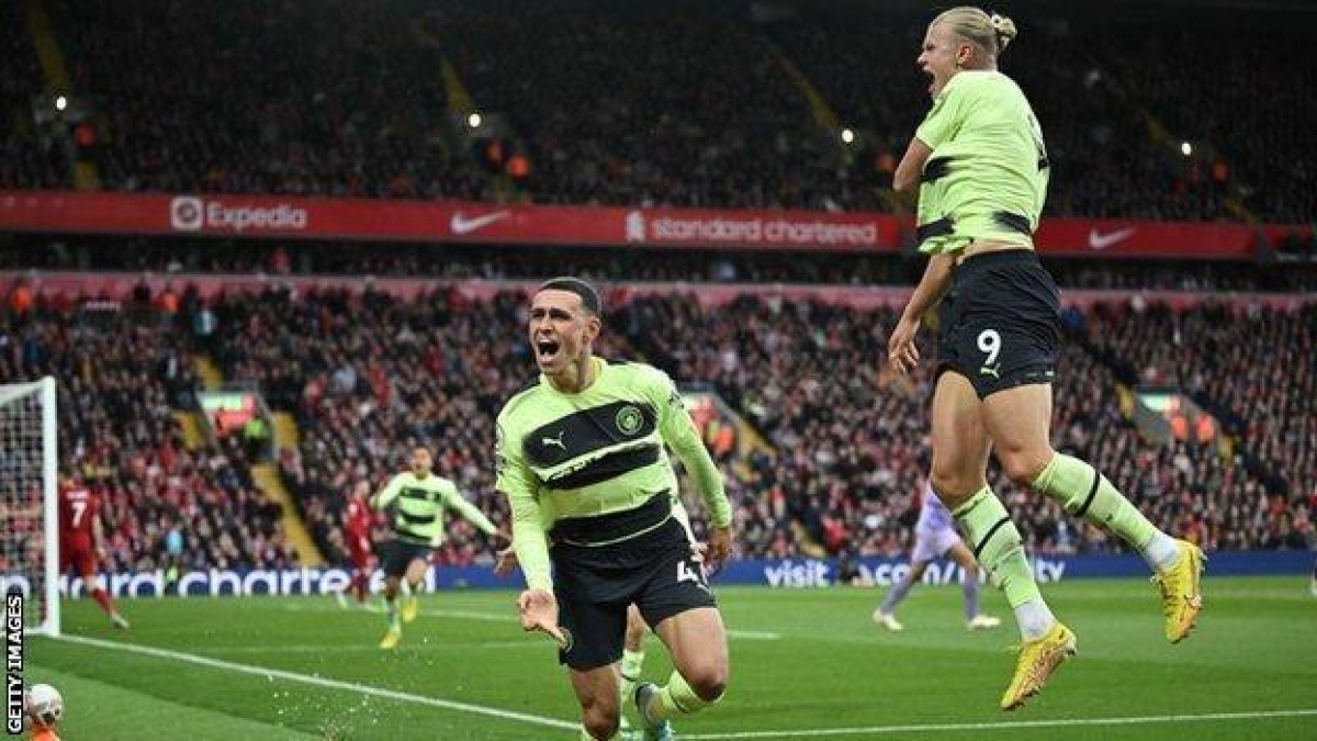 Phil Foden phấn khích sau khi đưa được bóng vào lưới thủ môn Alisson (Ảnh: Getty Images)