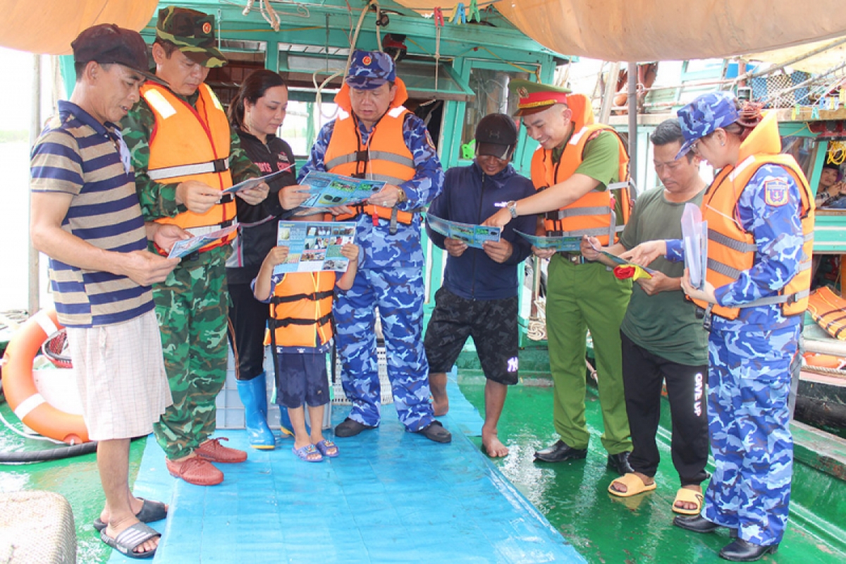 Các lực lượng chức năng phối hợp tuyên truyền phòng chống ma túy, pháp luật cho ngư dân