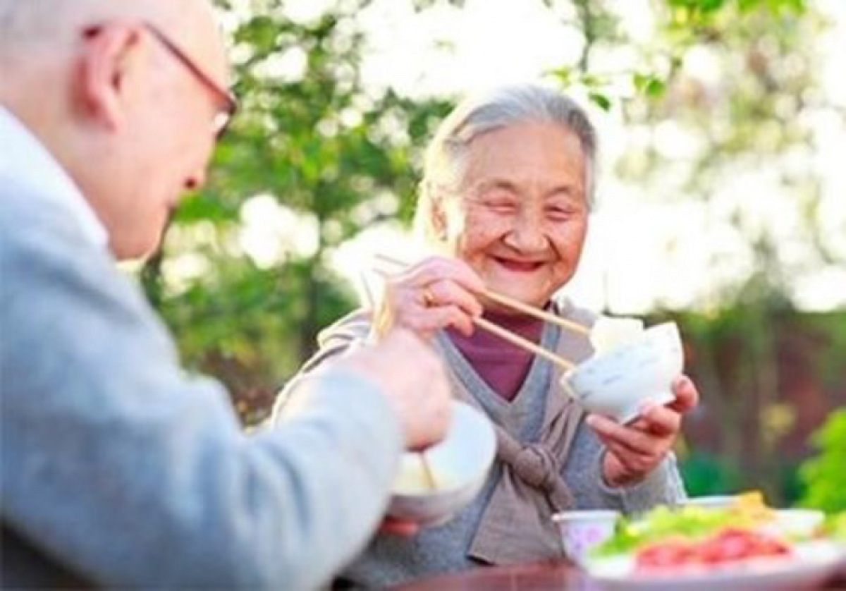 Chế độ dinh dưỡng hợp lý giúp hệ tiêu hóa của người già khỏe mạnh hơn