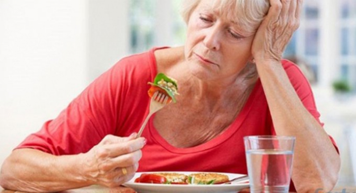 Rối loạn tiêu hóa khiến người già không còn cảm giác đói, chán ăn