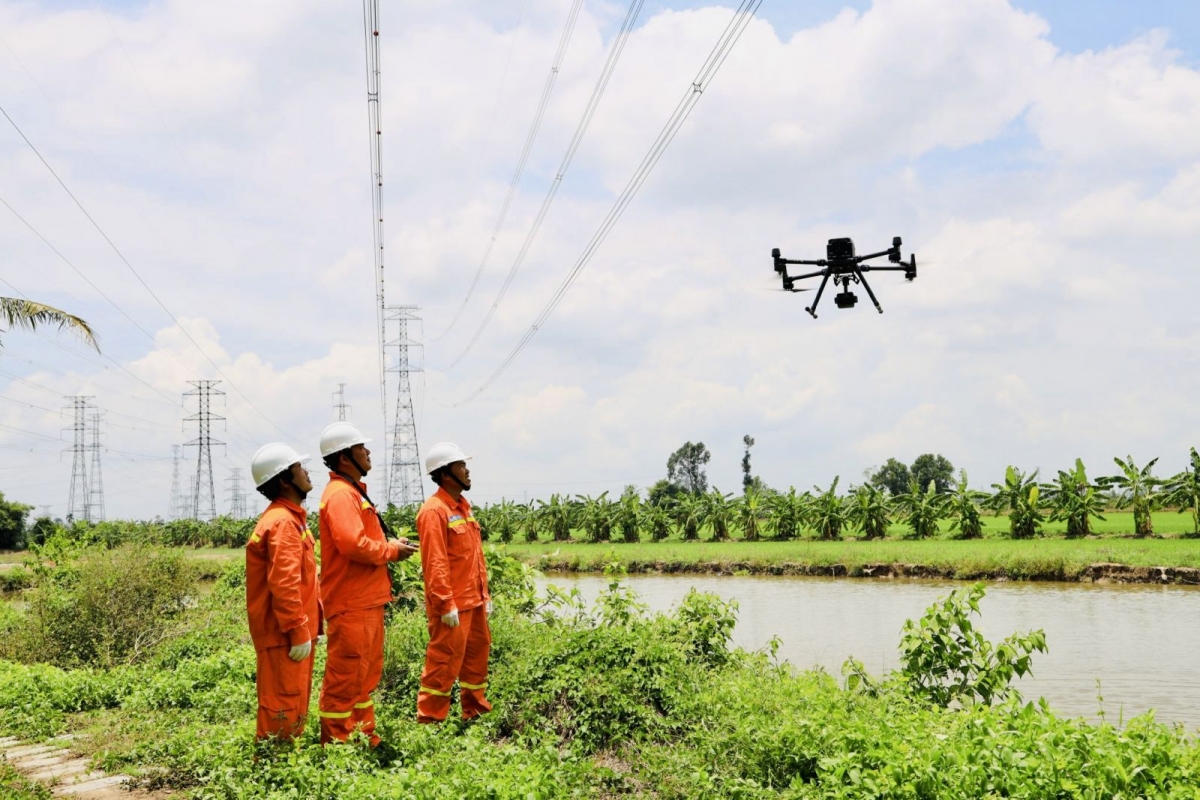 Tổng công ty Truyền tải điện Quốc gia ứng dụng công nghệ Flycam để kiểm tra đường dây