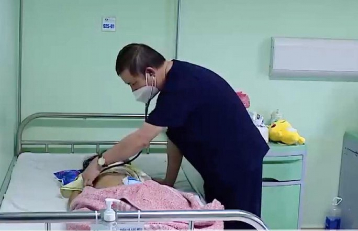 Bé gái 5 tuổi ở Phú Thọ nhiễm cúm gia cầm đang được điều trị tại Bệnh viện Nhi TW