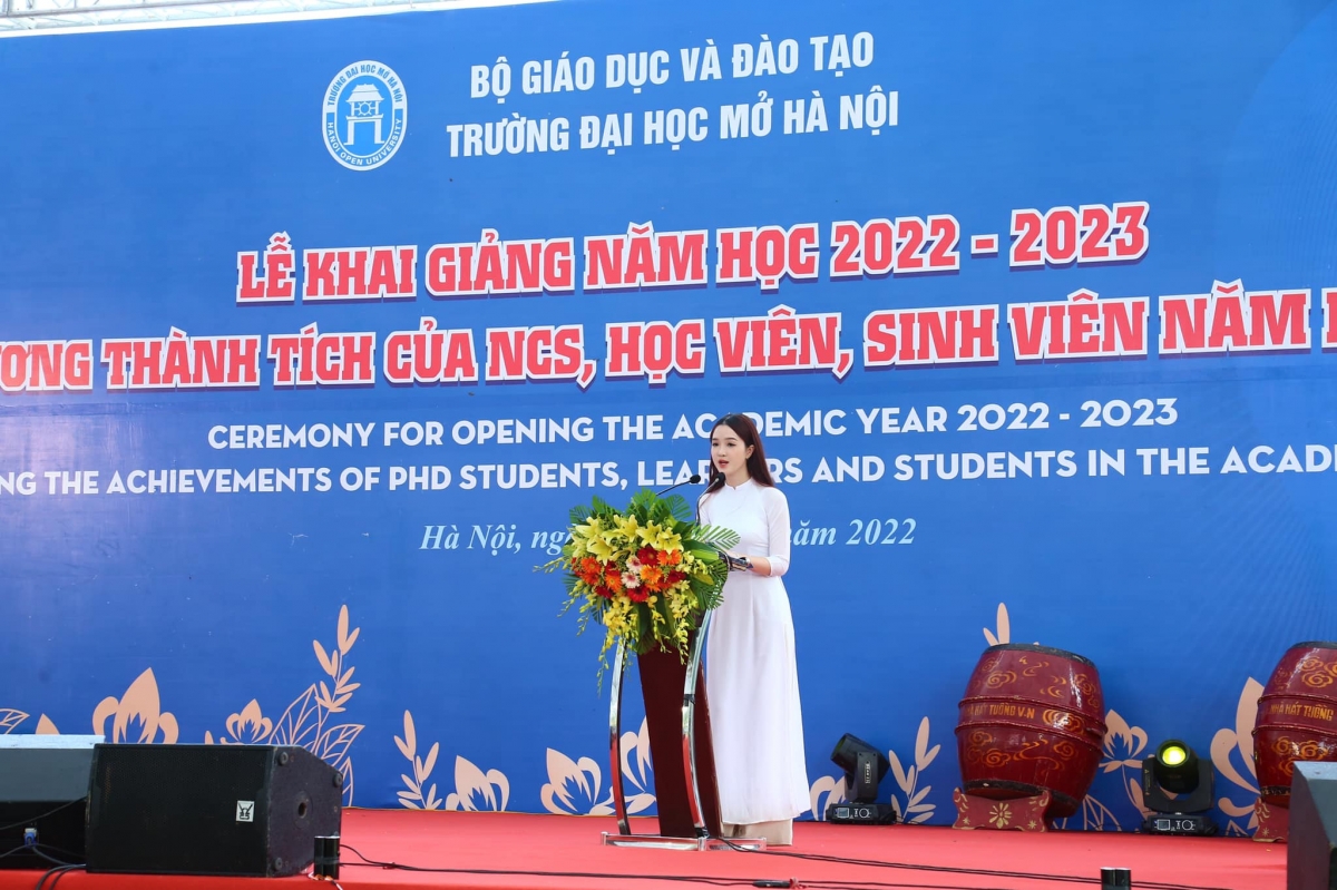 Phạm Lê Ngọc Anh đại diện cho 3600 tân sinh viên phát biểu cảm xúc trong lễ khai giảng.