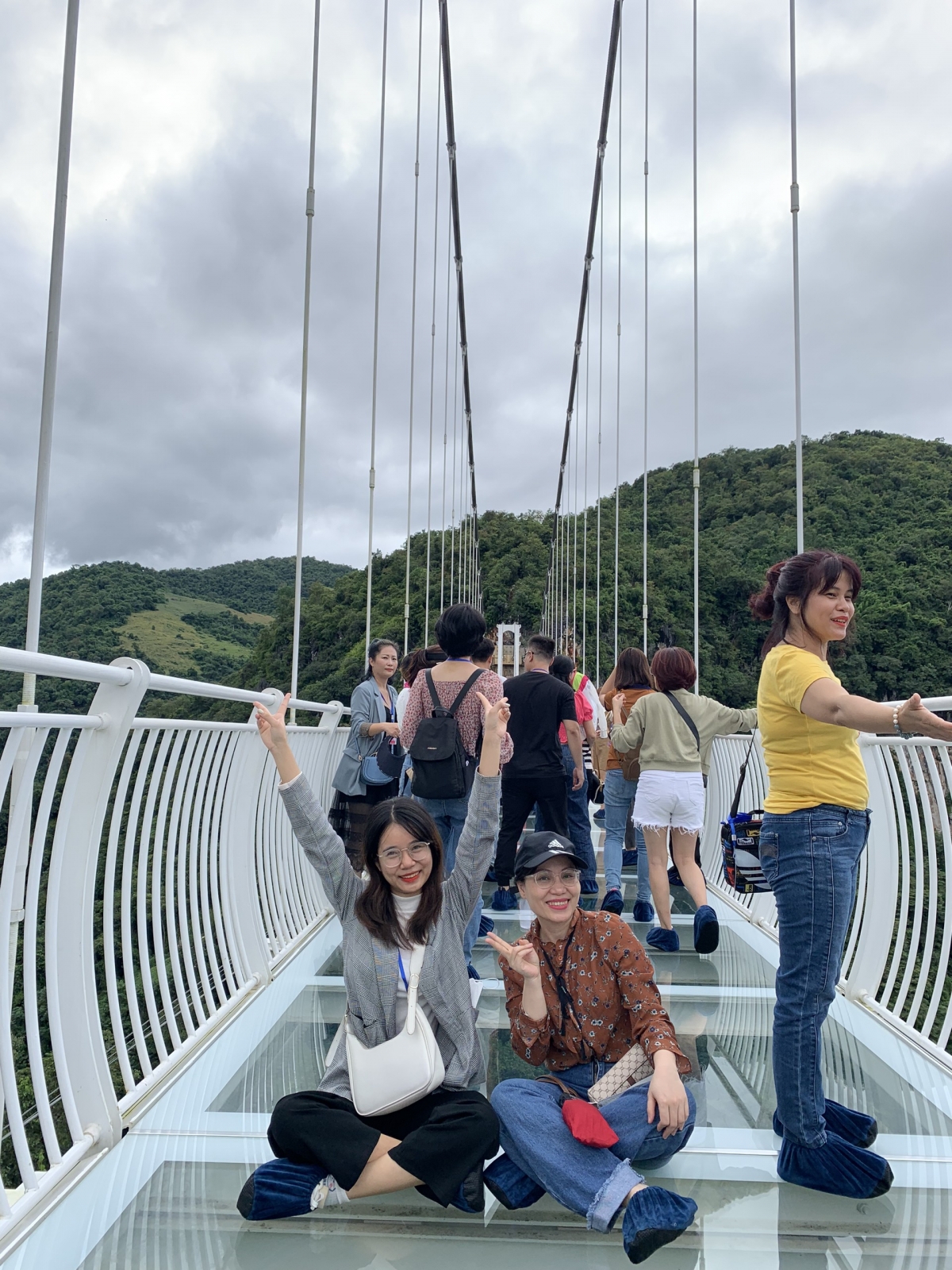 Du khách thích thú khi được trải nghiệm đi bộ trên cầu 