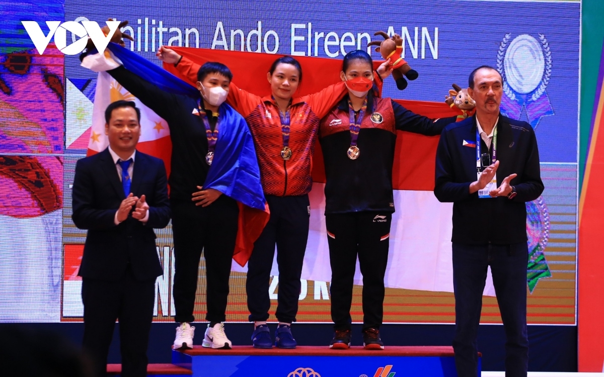 VĐV Phạm Thị Hồng Thanh (giữa) khi lập 3 kỷ lục tại SEA Games 31
