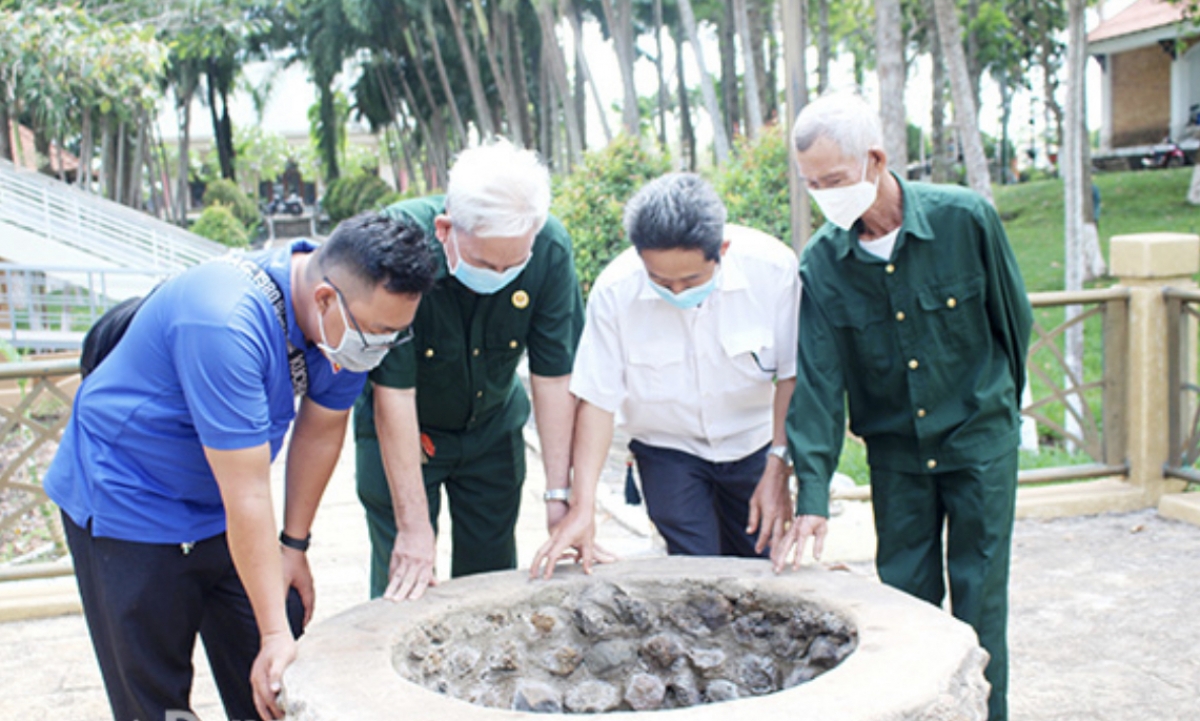 Cựu chiến binh Đoàn Thanh Bài (bìa phải) thăm lại giếng Bộ Đội
Căn cứ Tỉnh ủy Biên Hòa U1 xã Thanh Bình, huyện Trảng Bom