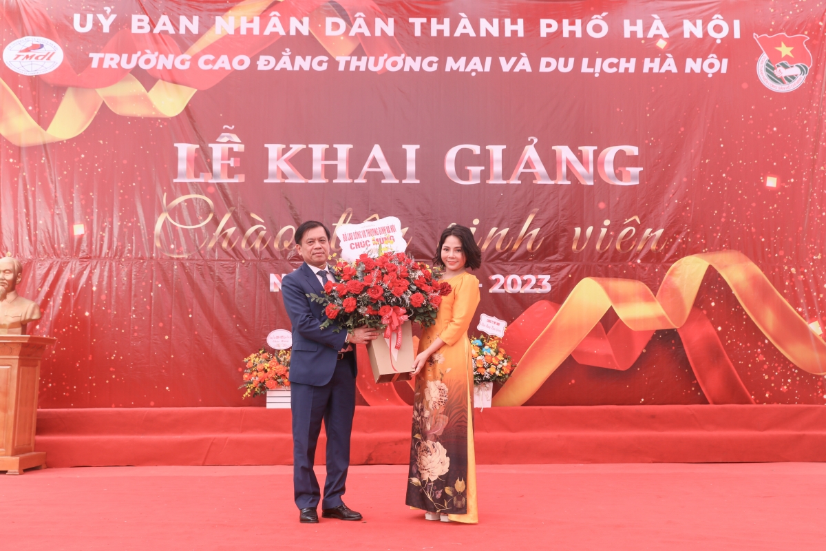 Thứ trưởng Bộ LĐ-TB&amp;XH Nguyễn Bá Hoan tặng hoa chúc mừng nhà trường