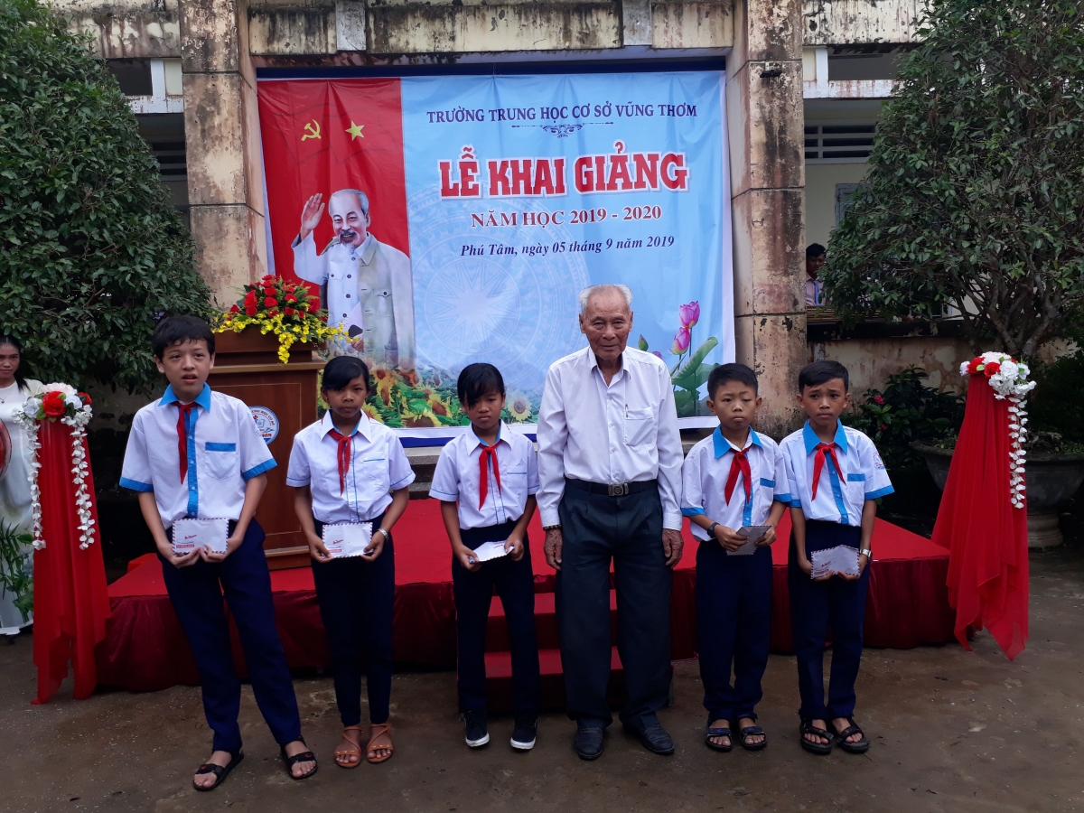 Cụ Trần Cang hỗ trợ cho học sinh nghèo