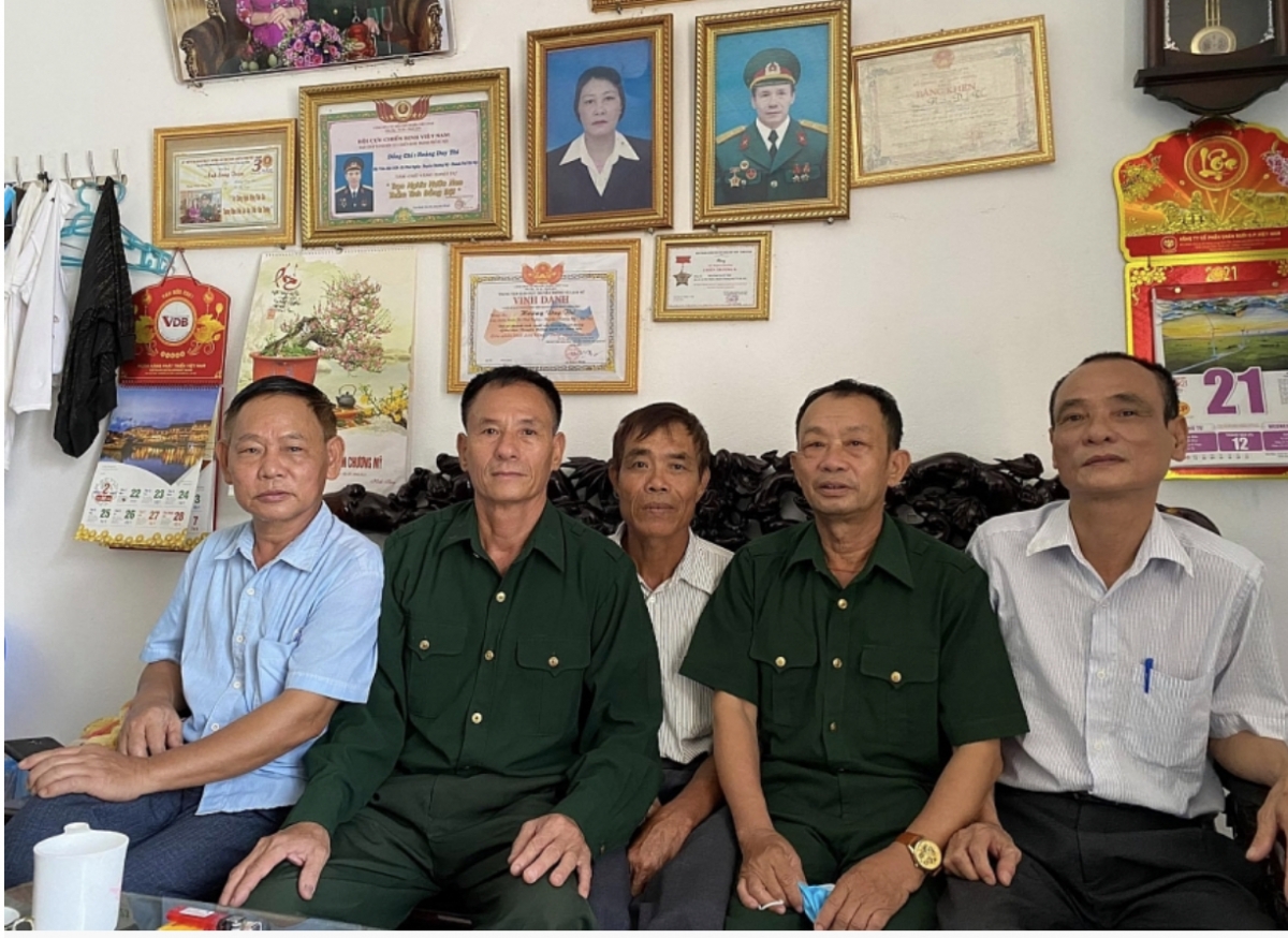 Ông Nguyễn Xuân Thi, Chủ tịch Hội CCC (bên trái) cùng một số hội viên