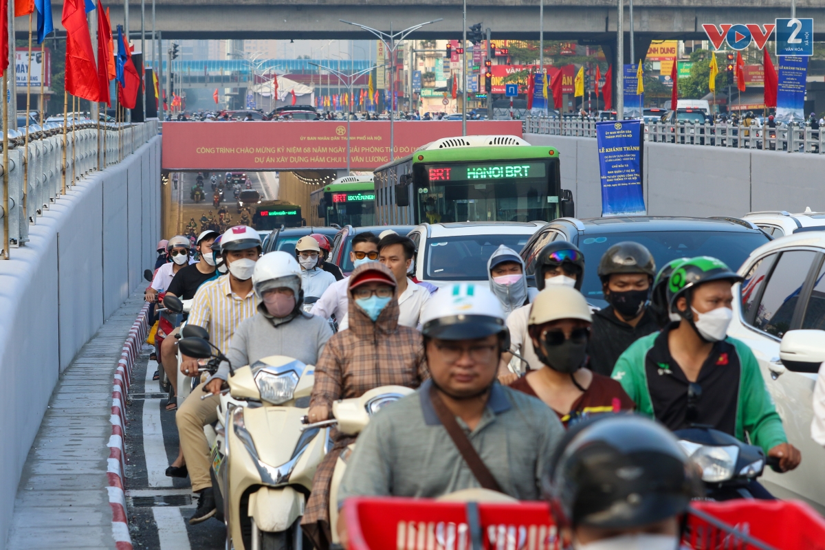 Các phương tiện xe máy, ô tô, xe buýt đan xen, di chuyển chậm chạp.