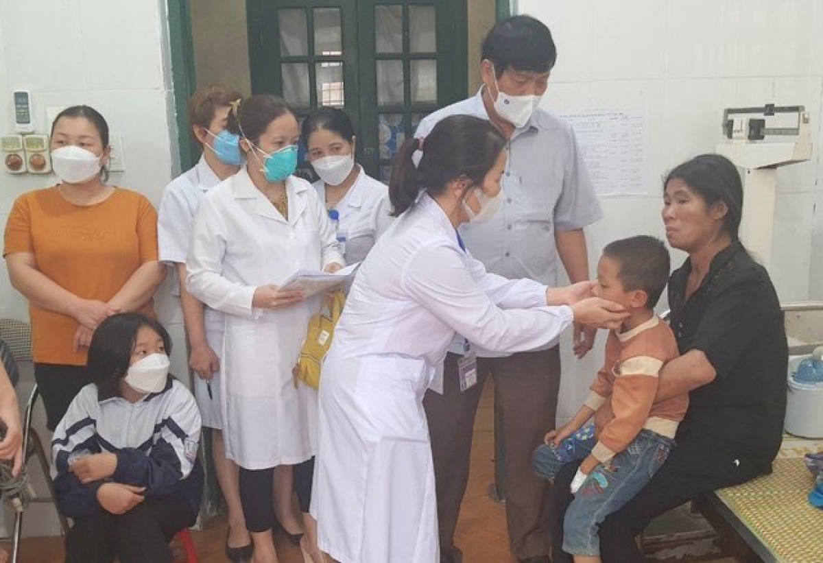 Khám cho bệnh nhi tại khoa Nhi, Trung tâm Y tế huyện Chợ Đồn.