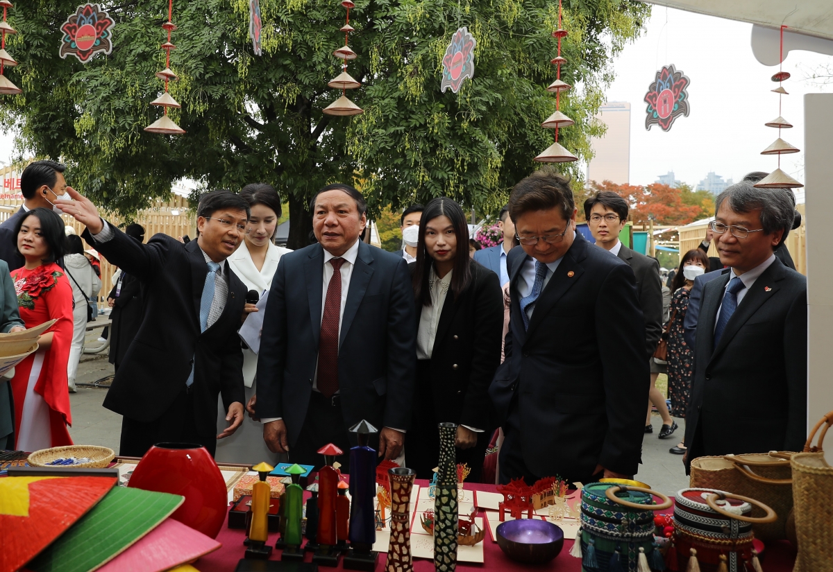 Bộ trưởng Bộ VHTTDL Việt Nam Nguyễn Văn Hùng và Bộ trưởng Bộ VHTTDL Hàn Quốc Park Bo Gyun thăm Không gian Văn hóa Việt Nam
