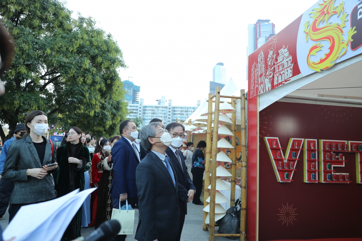 Đại sứ Việt Nam tại Hàn Quốc Nguyễn Vũ Tùng tham quan Lễ hội
