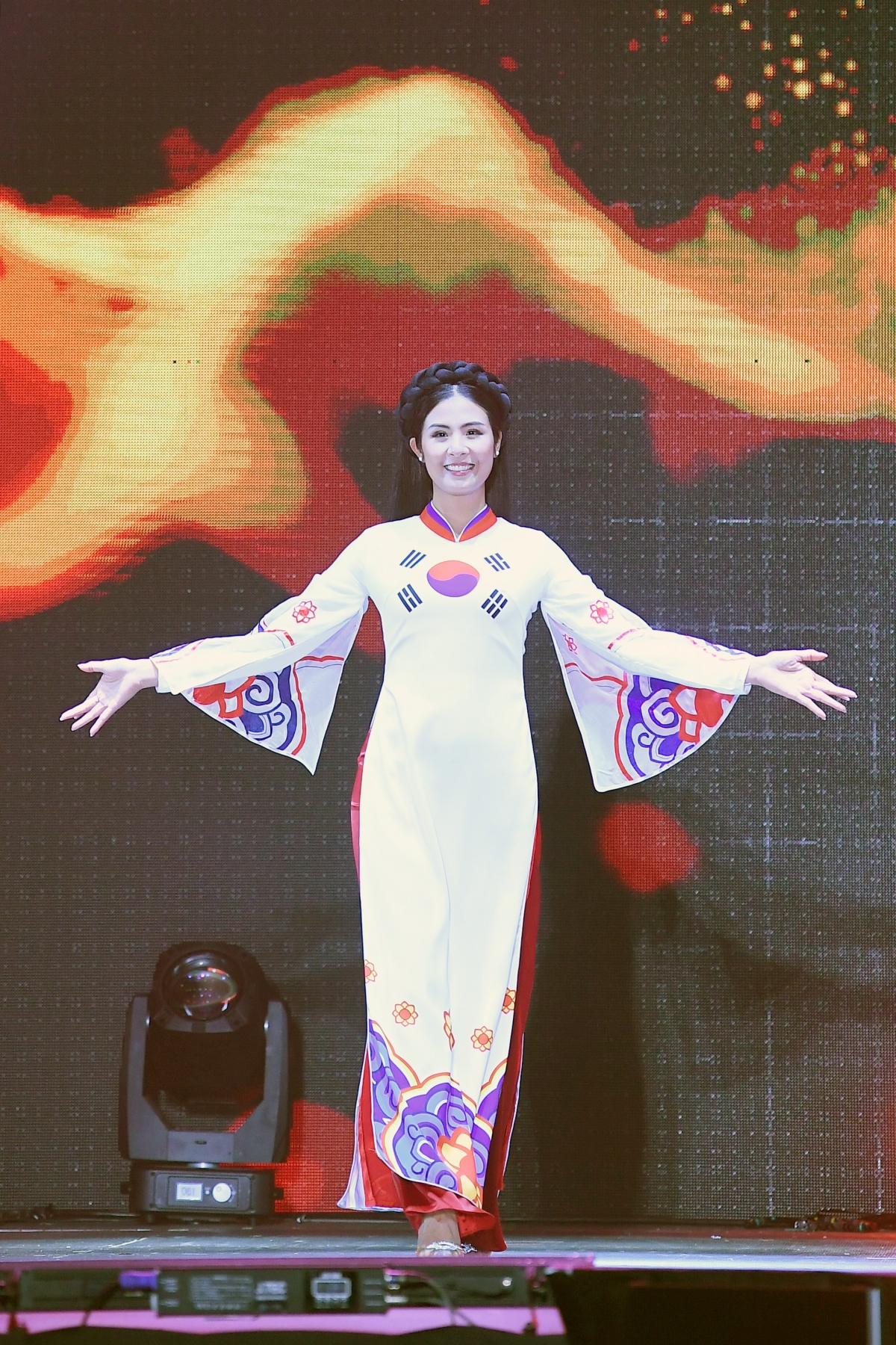 Hoa hậu Ngọc Hân trình diễn áo dài