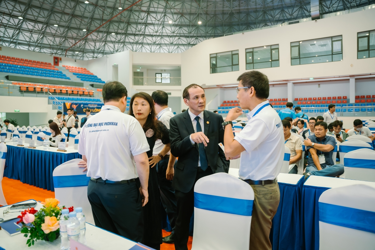 GS.TS Nguyễn Trung Việt, Phó hiệu trưởng trường Đại học Thủy Lợi  (đứng giữa) đang trao đổi với các đồng nghiệp trường Đại học Phenikaa