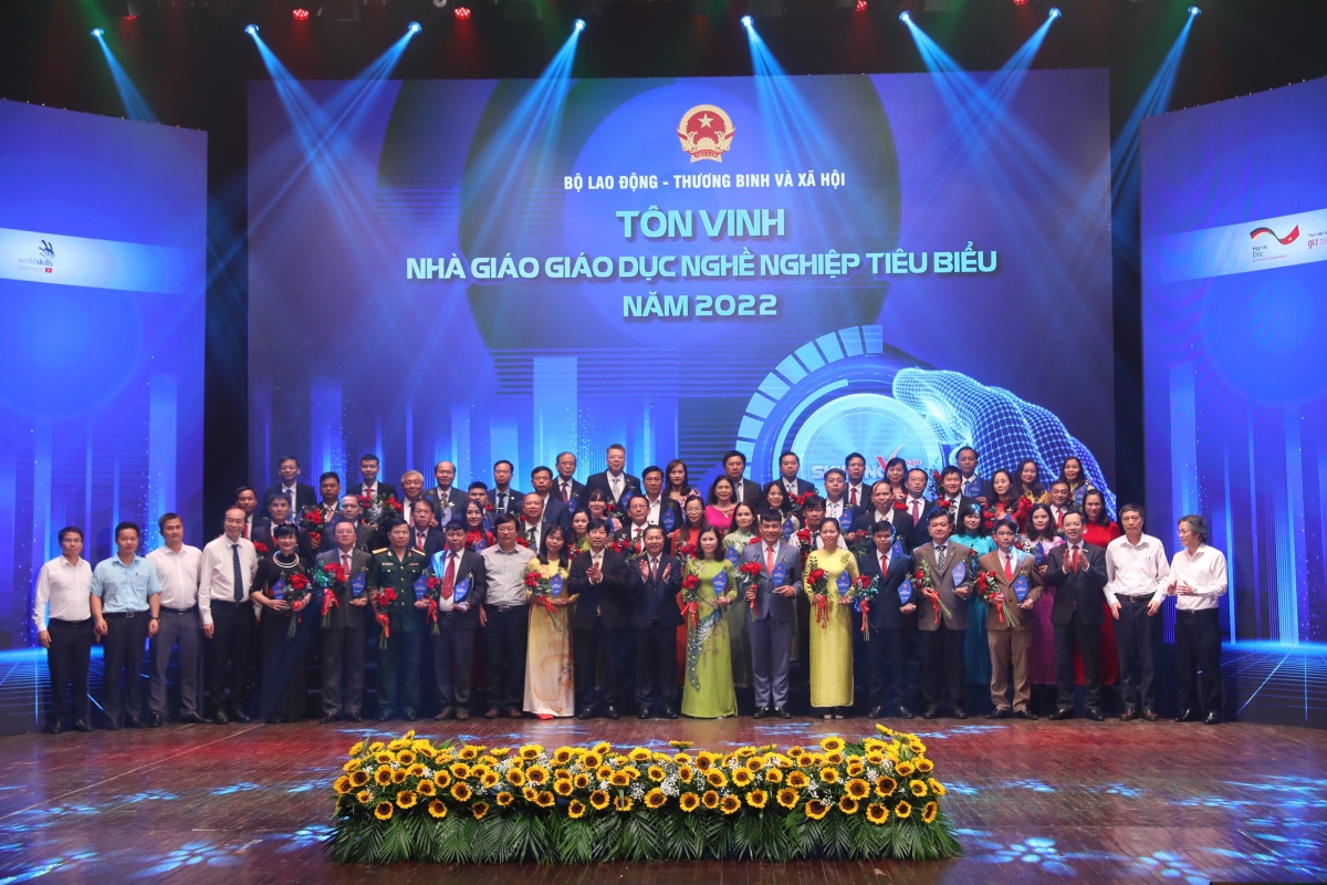 Các nhà giáo giáo dục nghề nghiệp được tôn vinh tại Lễ Kỷ niệm ngày Kỹ năng lao động Việt Nam năm 2022