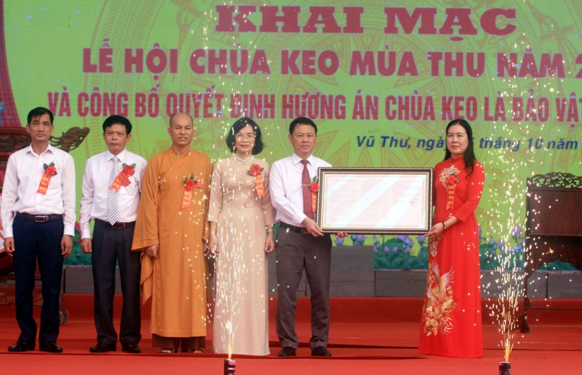 Trao Quyết định của Thủ tướng Chính phủ công nhận Hương án chùa Keo là bảo vật Quốc gia