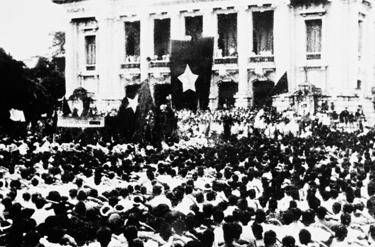Cuộc mít tinh tại quảng trường Nhà hát Lớn ngày 19/8/1945. Ảnh tư liệu