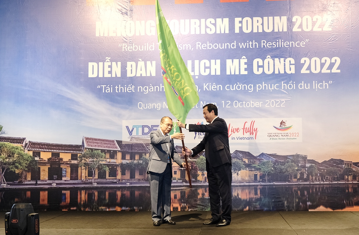 Chuyển giao cờ đăng cai Diễn đàn Du lịch Mekong 2023 cho Campuchia. (Ảnh: TITC)