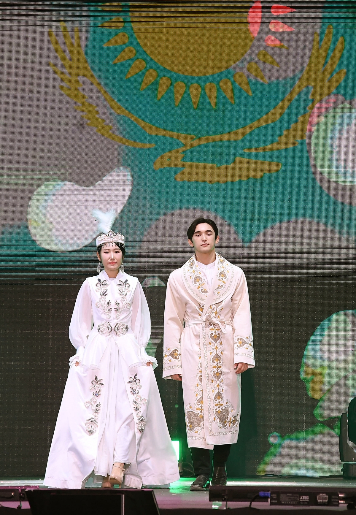 Trang phục nam giới Kazakhstan gắn liền với áo sơ mi, quần rộng và áo khoác dài shapan truyền thống với viền áo được thêu họa tiết đặc sắc. Trang phục nữ giới đa dạng trong màu sắc và kiểu dáng phụ thuộc vào tuổi tác và tình trạng hôn nhân của người mặc nhưng đều gồm quần, áo dài (còn gọi là koylek) áo gilê. Nón của phụ nữ Kazakhstan được trang trí bằng nhiều chất liệu khác nhau như đá quý, ngọc trai, san hô với nhiều kiểu dáng độc đáo. Đặc biệt nón Takiya truyền thống được đính lông cú không chỉ với mục đích trang trí, mà còn đóng vai trò của một lá bùa hộ mệnh cho người sử dụng.