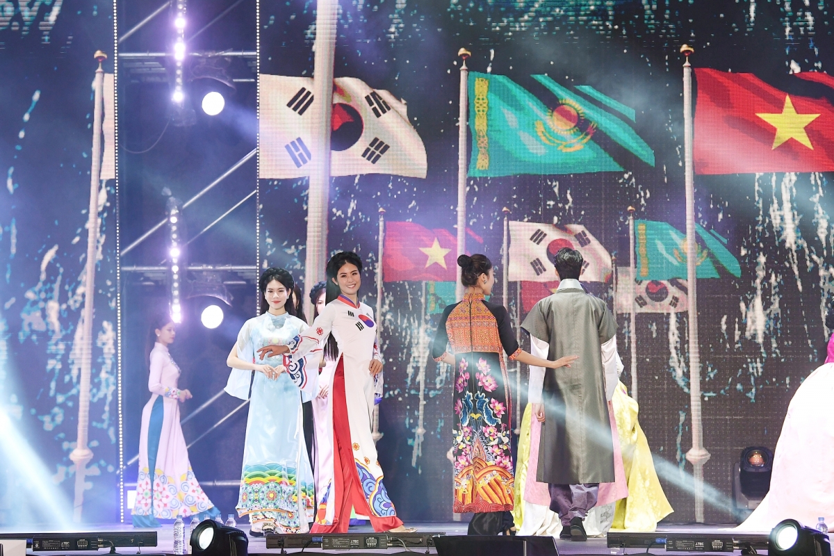 Hoa hậu Ngọc Hân đã tạo sự bất ngờ đầy thú vị đối với khán giả Hàn Quốc khi xuất hiện biểu diễn trang phục áo dài lấy ý tưởng từ quốc kì Hàn Quốc do hoa hậu tự thiết kế.