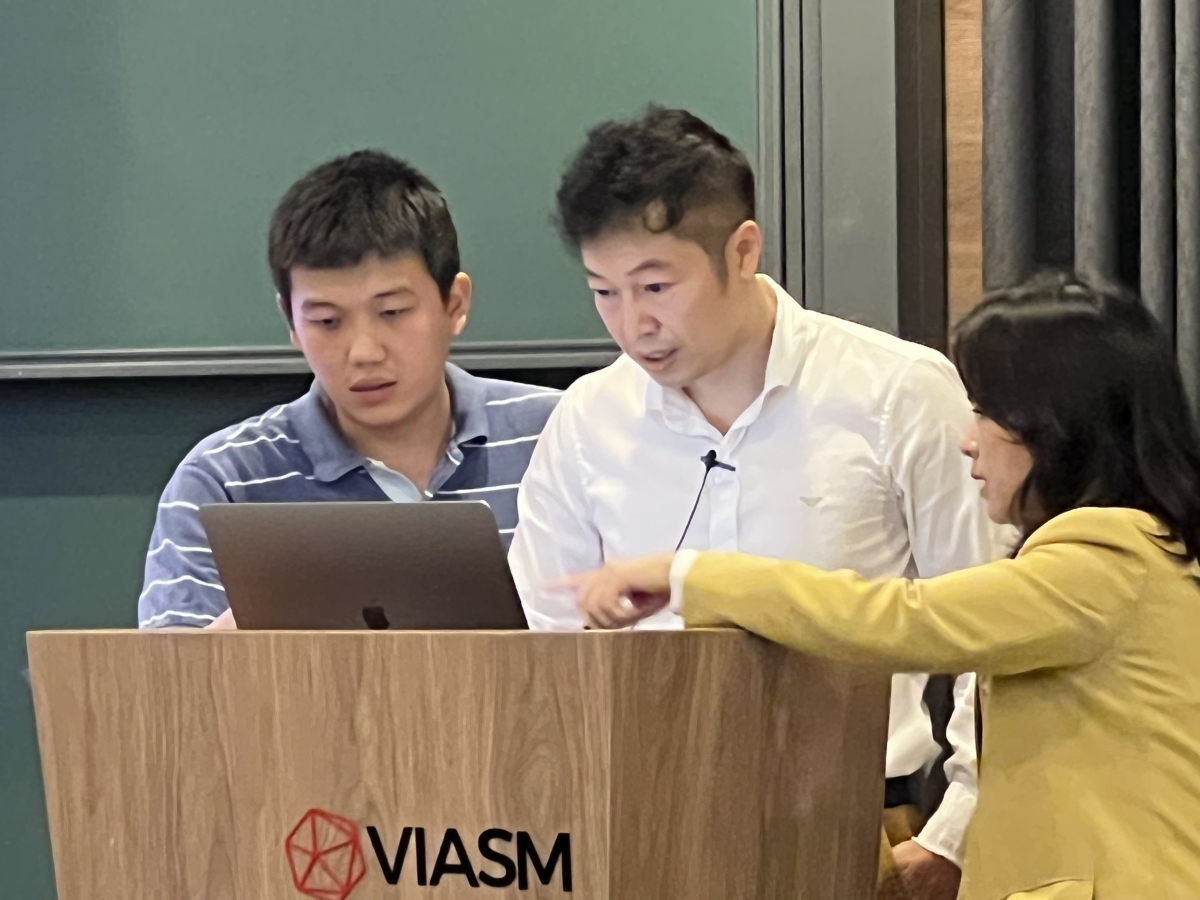 GS.TS Đức (David) Trần, Đại học Massachusetts, Boston (Hoa Kỳ) ( người đứng giữa ) chia sẻ kinh nghiệm ứng dụng Fintech trong hệ thống tài chính, ngân hàng của Mỹ