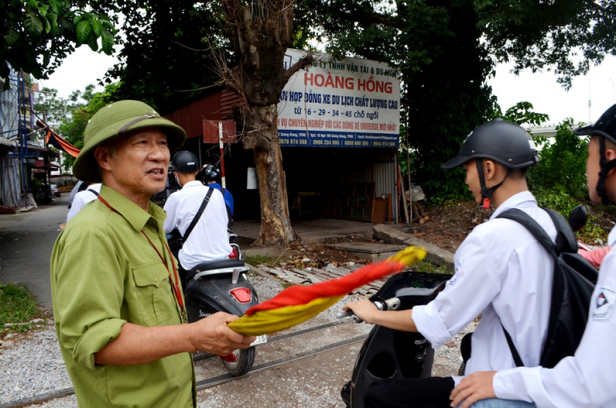 Ông Kiều Văn Phúc, 62 tuổi, đã tình nguyện làm cảnh giới tại đường ngang dân sinh thuộc ngõ 225 đã 28 năm.