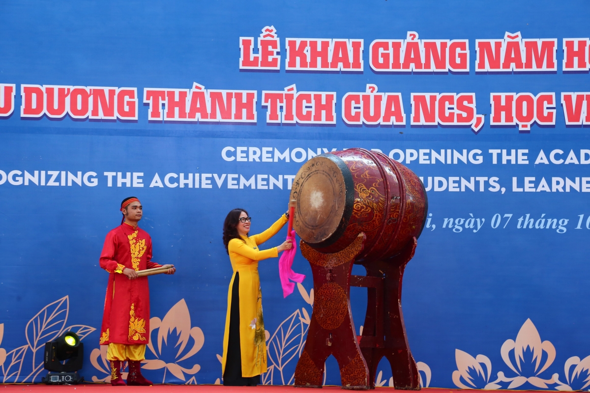 PGS.TS Nguyễn Thị Nhung, Hiệu trưởng trường Đại học Mở Hà Nội đánh trống khai giảng năm học mới