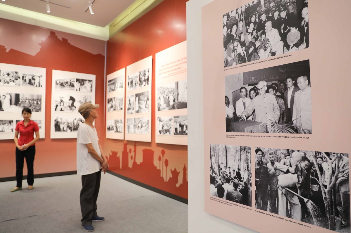 Triển lãm gồm hơn 150 ảnh, tài liệu, bản trích và hàng chục hiện vật, đầu sách quý liên quan tới Chủ tịch Hồ Chí Minh