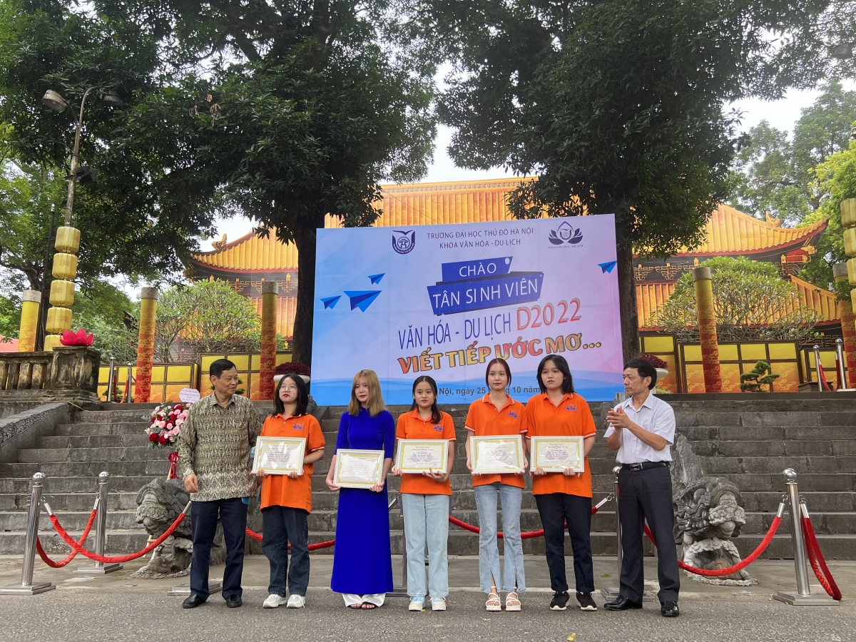 5 tân sinh viên thủ khoa được nhận phần thưởng của trường 