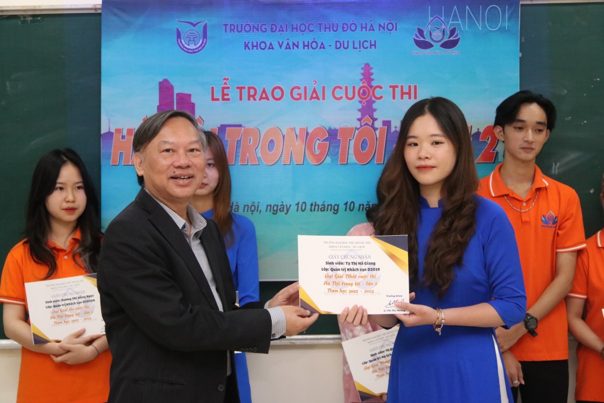 Sinh viên Tạ Thị Hương Giang, thí sinh đoạt giải Nhất cuộc thi "Hà Nội trong tôi"