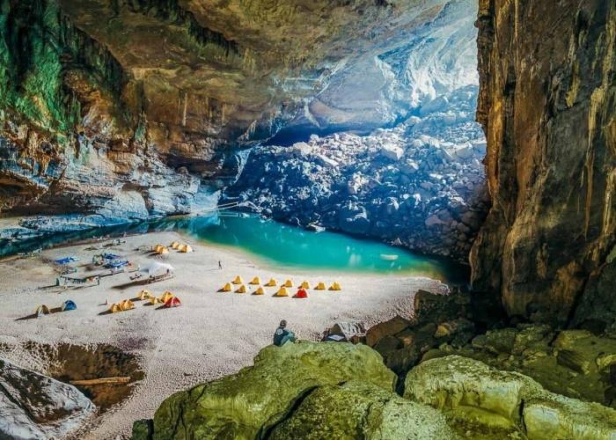 Kỳ quan thiên nhiên nổi tiếng và đặc biệt nhất của Việt Nam chính là hang Sơn Đoòng, đây là hang động tự nhiên lớn nhất thế giới, nằm ở trung tâm Vườn quốc gia Phong Nha - Kẻ Bàng (Quảng Bình). Hơn thế, tại đây còn có hàng chục đỉnh núi cao hiểm trở dành cho những tín đồ ưa mạo hiểm