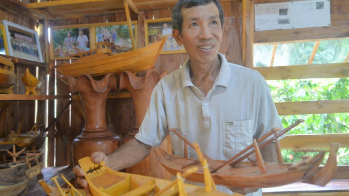 Ông Nguyễn Văn Tốt chăm chút cho loại hình sản phẩm mới.