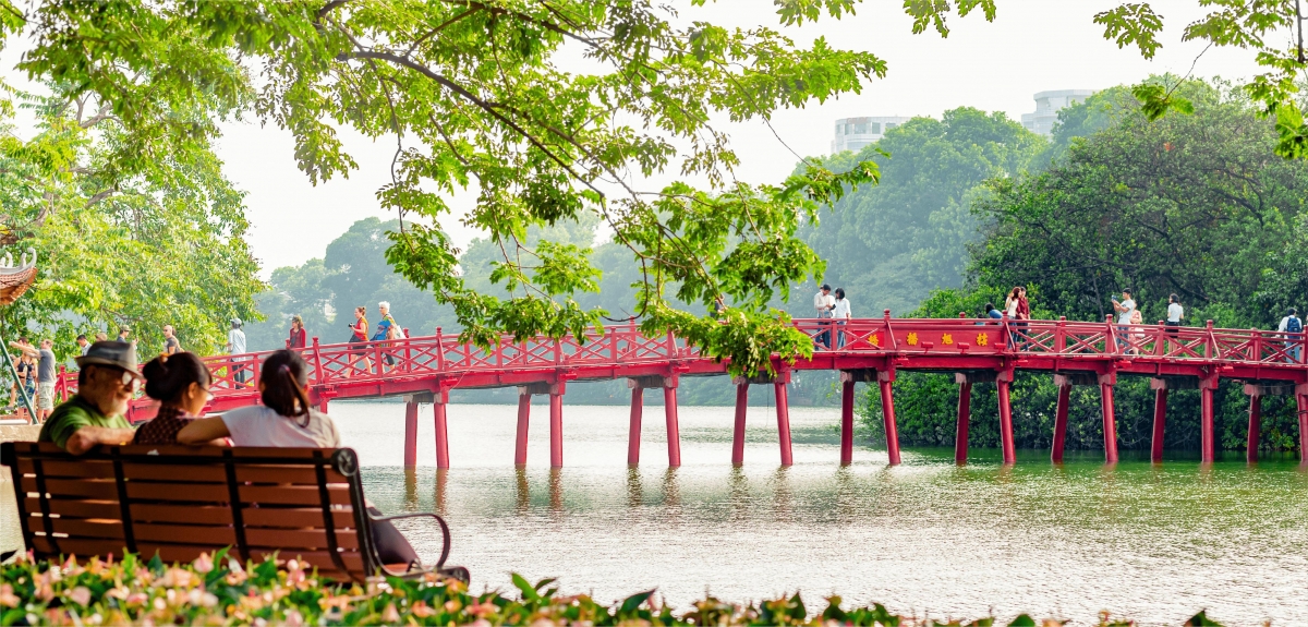 Giới thiệu về Hà Nội, Lonely Planet cho rằng: Thủ đô của Việt Nam là thành phố có lịch sử hào hùng với những giá trị văn hóa vẫn được lưu giữ qua hàng ngàn năm. Du khách dường như được trở về quá khứ, khám phá lịch sử của Hà Nội ở bất kỳ điểm đến nào…