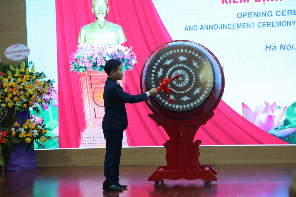 PGS.TS Nguyễn Hoàng Long - Hiệu trưởng nhà trường đánh trống khai giảng năm học mới 2022-2023
