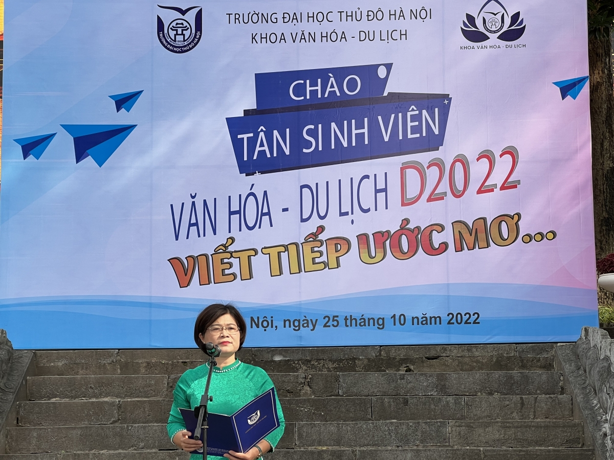 TS Lê Thị Thu Hương, Trưởng khoa Văn hóa - Du lịch, Đại học Thủ đô Hà Nội phát biểu tại Lễ khai giảng